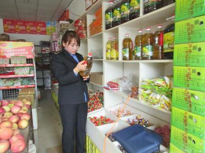 莊浪縣永寧鄉(xiāng)食藥監(jiān)所規(guī)范轉(zhuǎn)基因食品專柜銷售，保障消費(fèi)者知情權(quán)